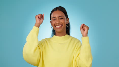 Mujer,-Sonrisa-Y-éxito-Con-El-Puño-En-El-Estudio-Para