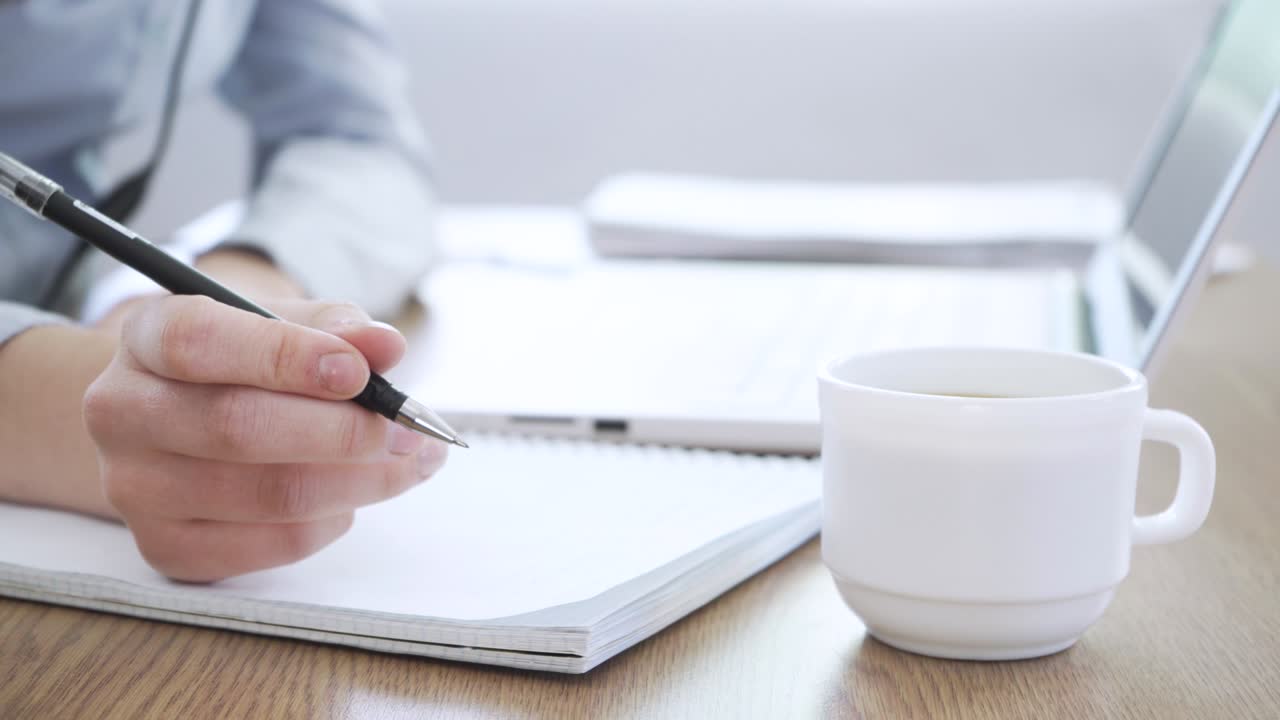 사무실에서 커피 휴식