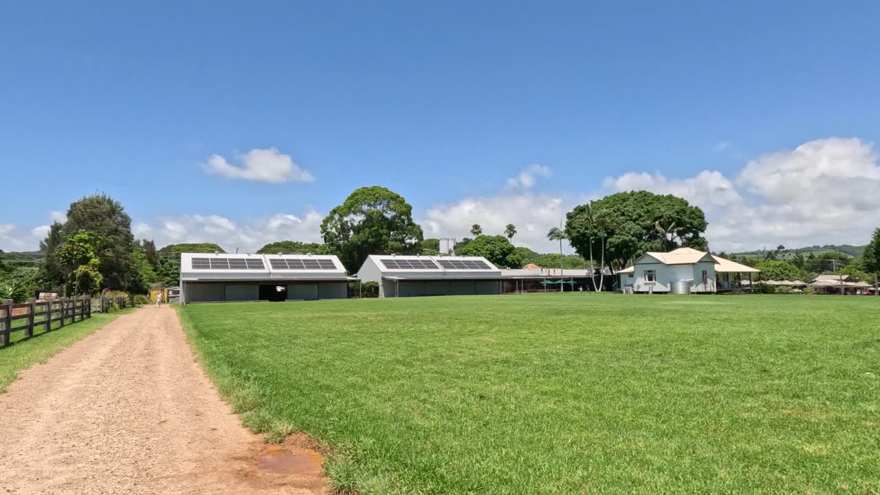 차량이 길을 따라 집 쪽으로 이동합니다.