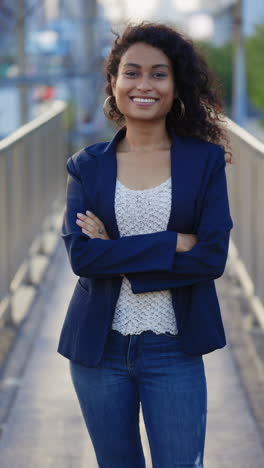 mujer de negocios sonriente en un puente de la ciudad