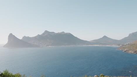 Blick-Auf-Die-Küste-Und-Das-Meer-Rund-Um-Die-Hout-Bay-Und-Den-Chapmans-Peak-In-Südafrika