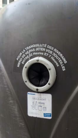 contenedor de basura y camiones en la calle de parís