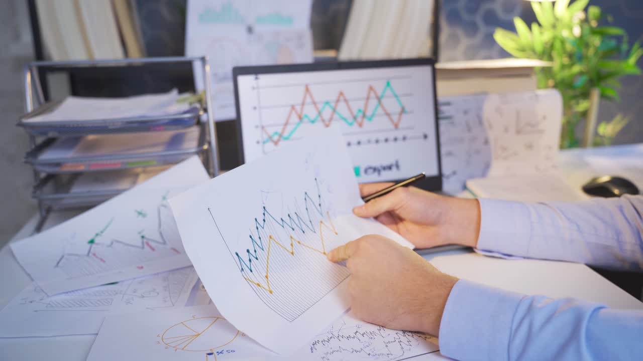 hombre de negocios estresado, insatisfecho con los resultados de los estados financieros.