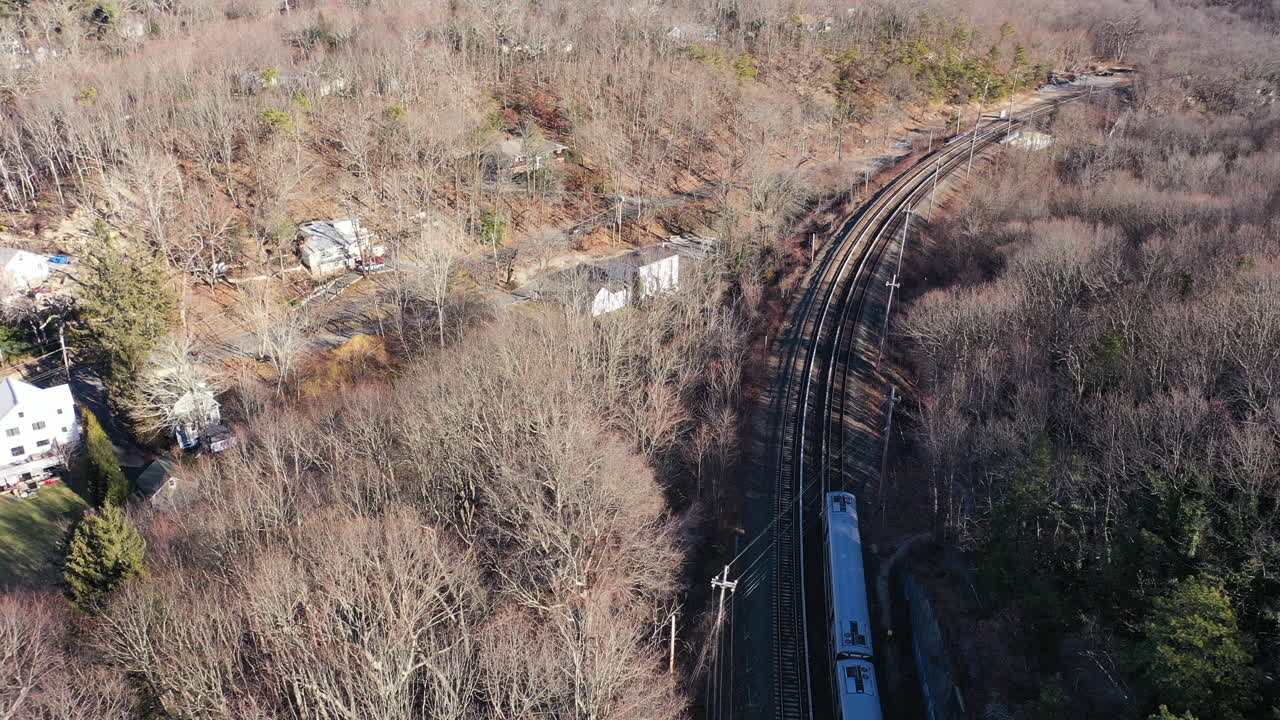 화창한 날 은색 기차를 통해 공중에서 볼 수 있습니다.