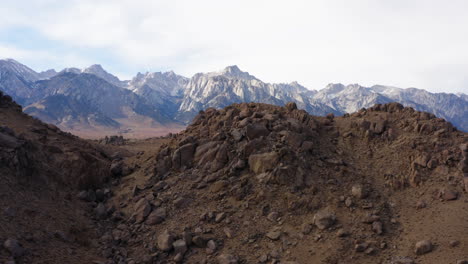 Luftaufnahme-über-Trockenen-Hügeln-Mit-Epischen-Bergblicken-Auf-Die-östliche-Sierra