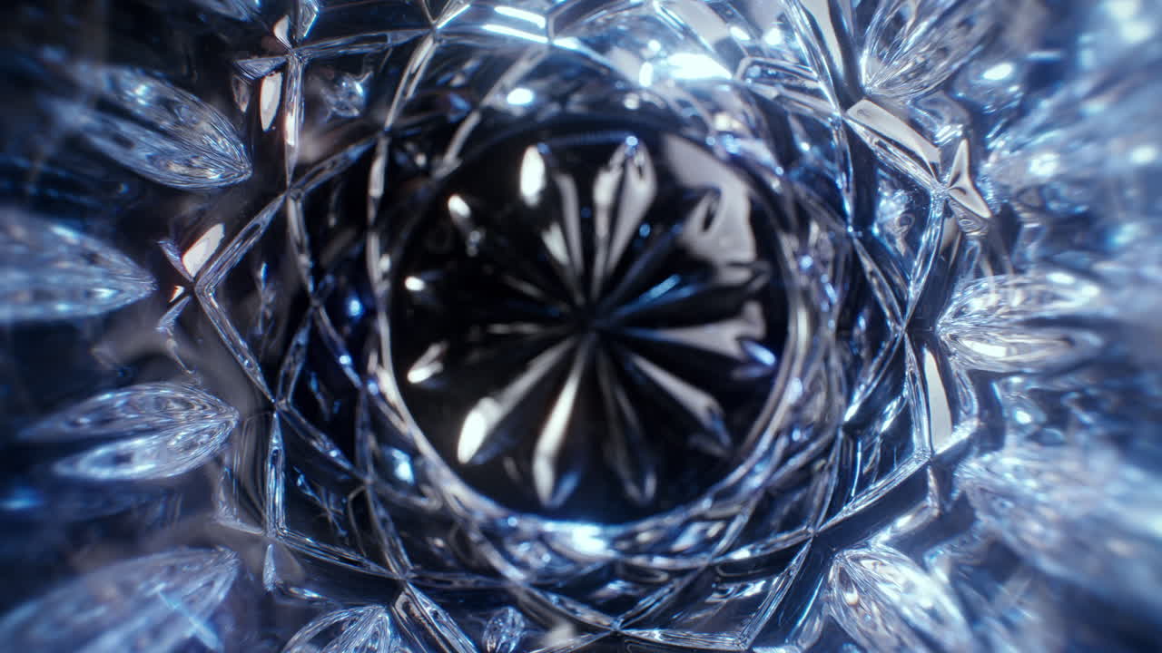 멋진 반사와 빛의 쇼가 있는 유리 터널