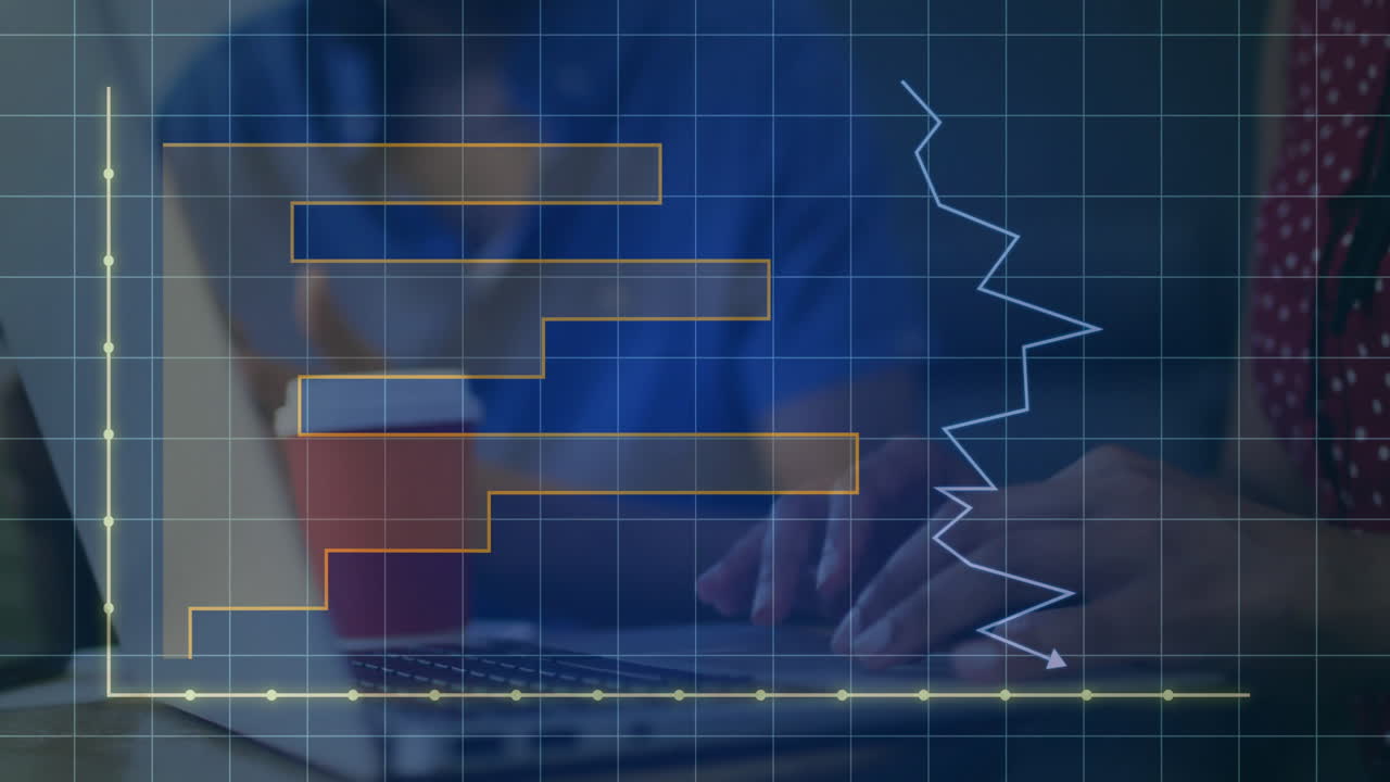 animación de procesamiento de datos financieros sobre una mujer de negocios biracial usando una computadora portátil