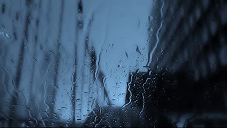 fondo borroso de la ventana con gotas de lluvia durante un día lluvioso en la ciudad, sin fondo de personas con espacio de copia