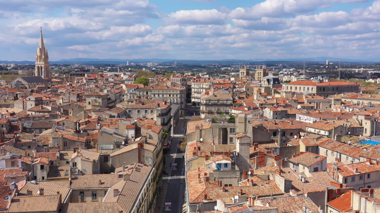 Montpellier, calle de la Loge, toma aérea, calles vacías, confinamiento, día soleado