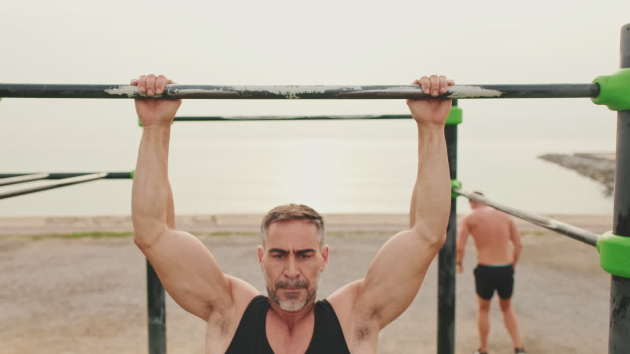 Homem fazendo pull-ups ao ar livre