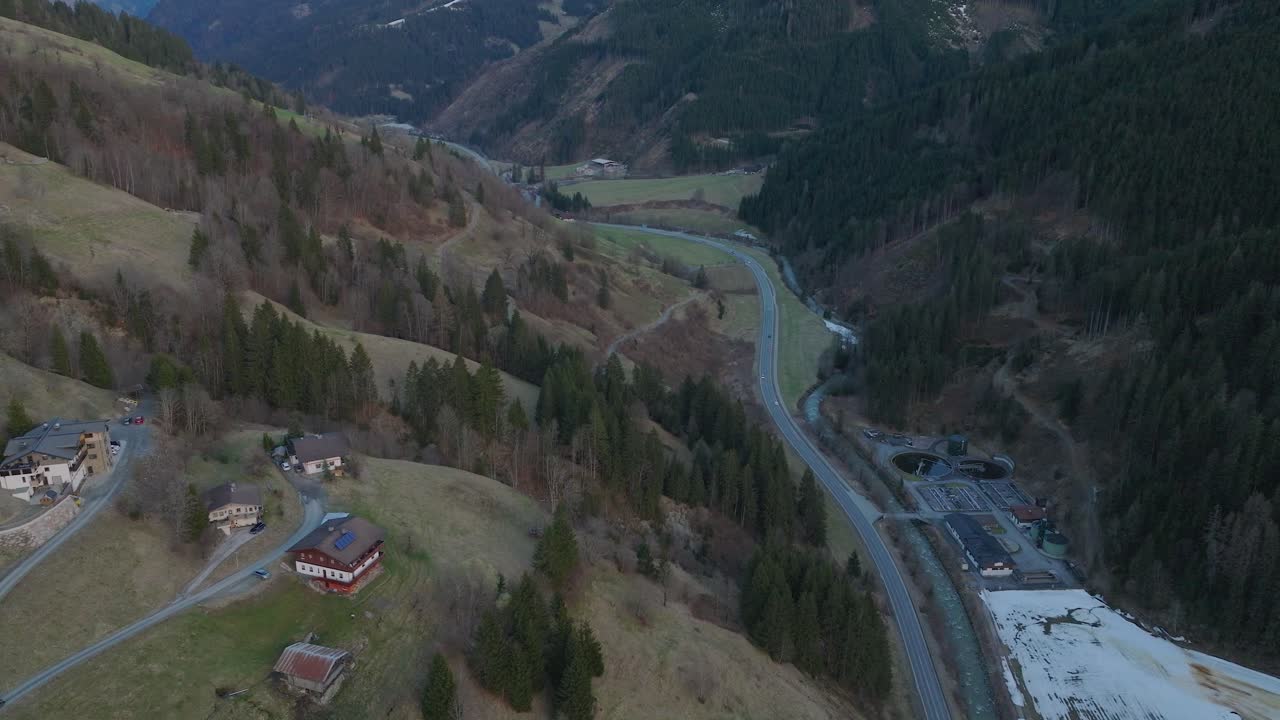 el crepúsculo desciende en saalbach-hinterglemm con una vista aérea panorámica del complejo y la naturaleza circundante