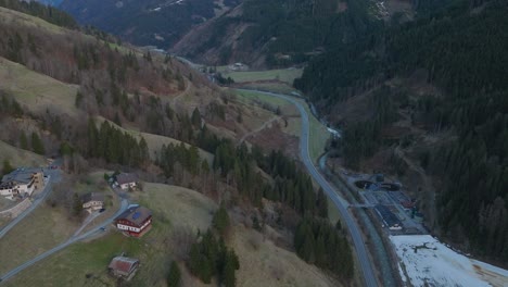 El-Crepúsculo-Desciende-Sobre-Saalbach-Hinterglemm-Con-Una-Vista-Aérea-Panorámica-Del-Complejo-Y-La-Naturaleza-Circundante.