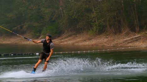 Mann-Beim-Wakeboarden-Im-Fluss-4k