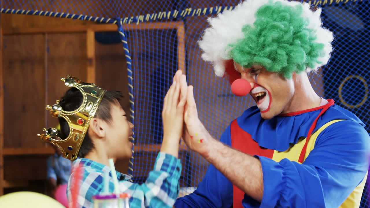 animación de círculos rojos sobre un payaso y un niño divirtiéndose en una fiesta