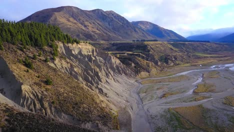 Eine-Atemberaubende-Luftperspektive,-Die-Einen-Erodierten,-Mit-Atemberaubenden-Zinnen-Geschmückten-Hügel-Entlang-Des-Malerischen-Hope-River-In-Neuseeland-Zeigt