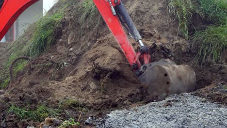 fotografía estática de cerca de una excavadora en acción mientras trabaja eficientemente en una pila de tierra en un sitio de construcción