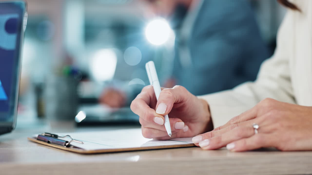 mujer de negocios firmando un documento