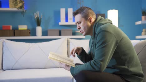 un hombre leyendo un libro en su tranquila casa, disfrutando de su tiempo libre.