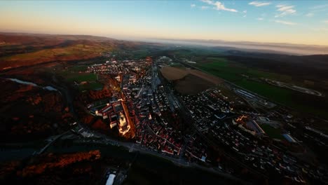 toma aérea de rotación lenta y suave de la acogedora ciudad de melk durante la puesta de sol de finales de otoño