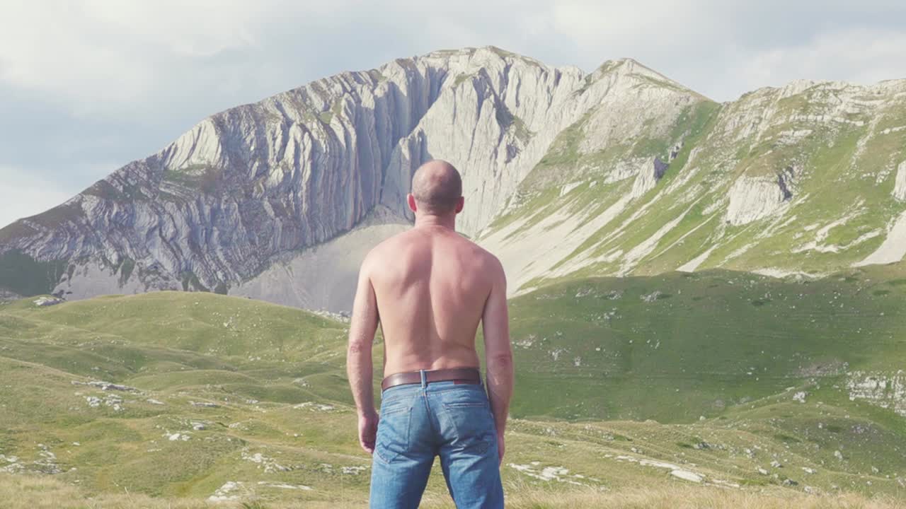 hombre contemplando una vista de la montaña