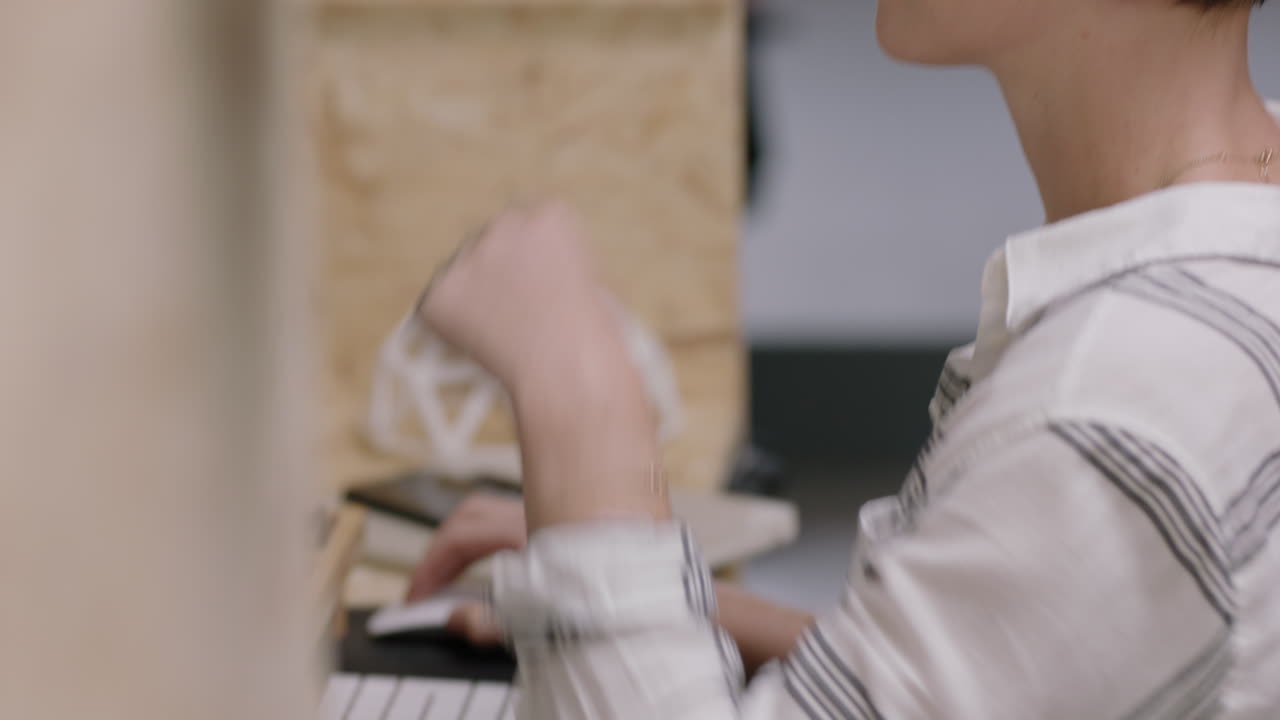 joven mujer de negocios diseñando cúpula geodésica en 3d usando pantalla de computadora ingeniera trabajando en un proyecto de diseño de prototipo haciendo lluvia de ideas creativas usando gafas en la oficina