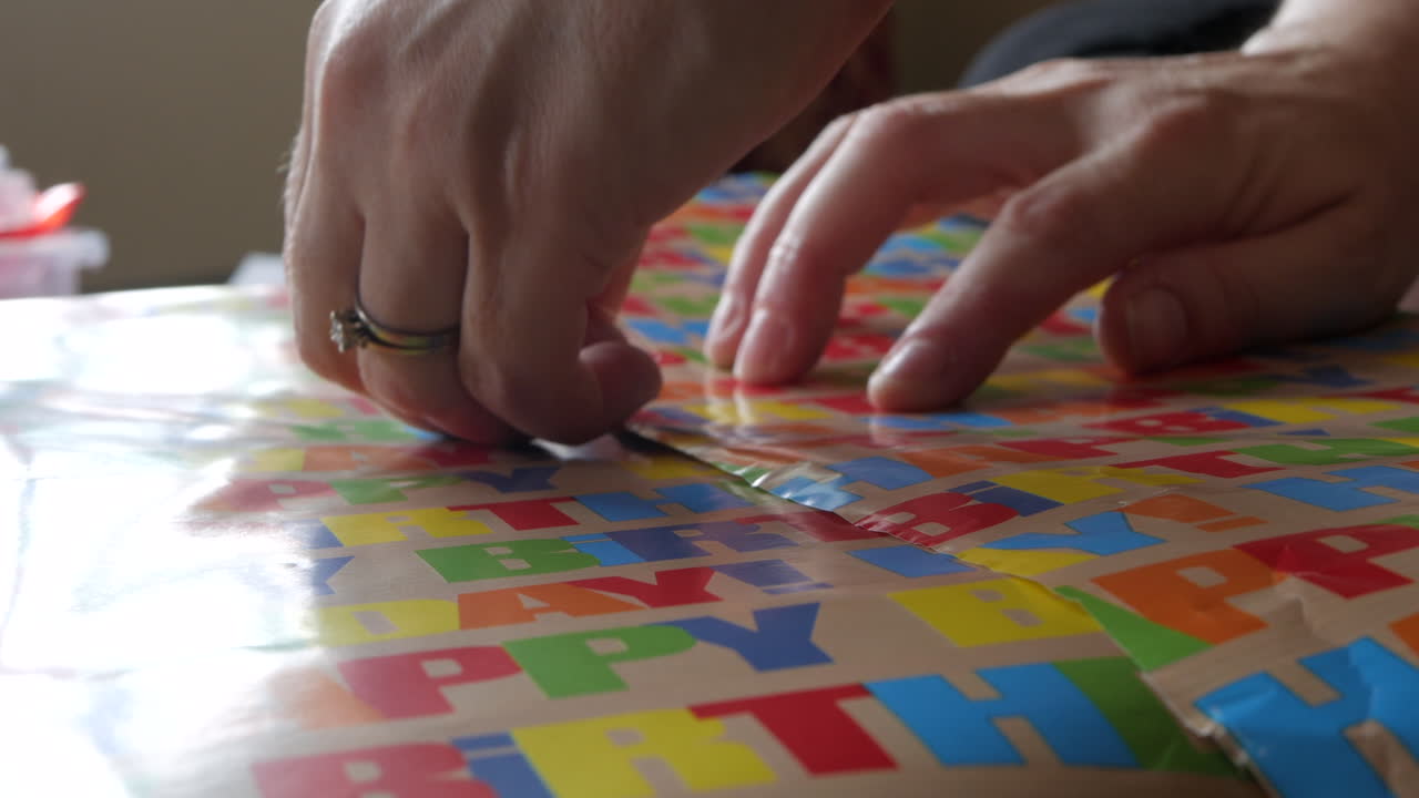 madre envolviendo un regalo para la fiesta de cumpleaños de su hijo