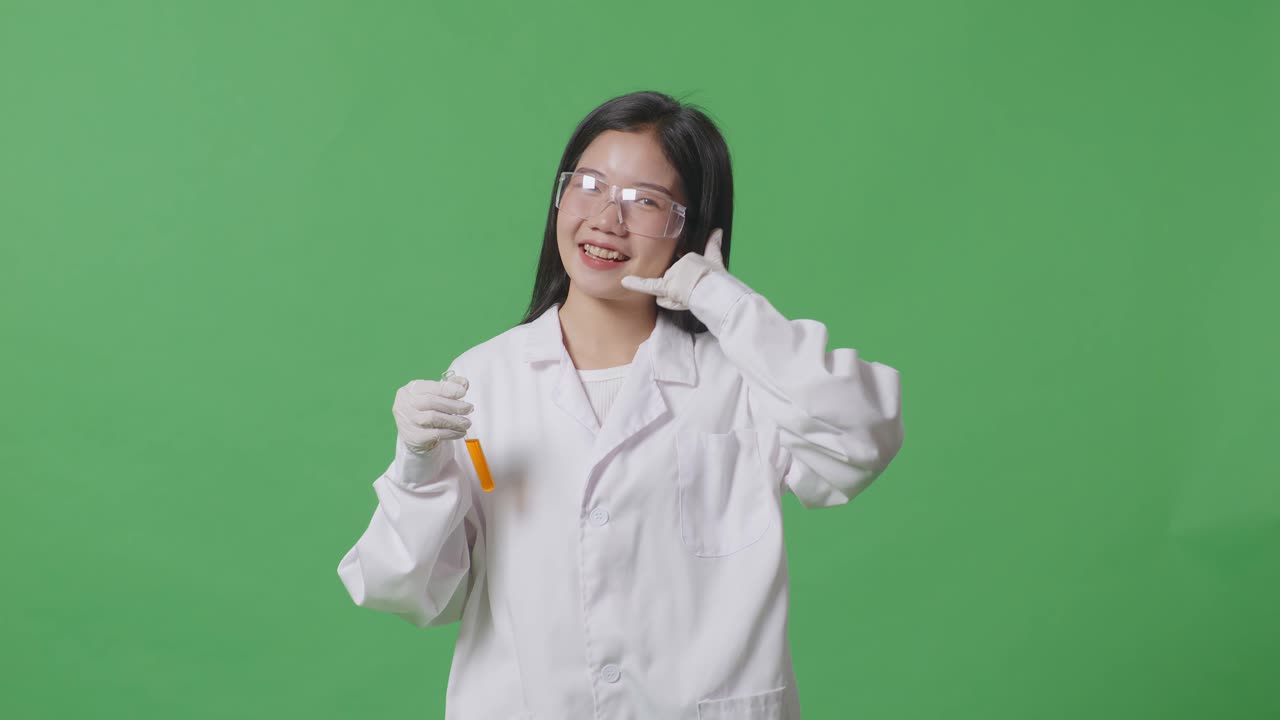 시험관 을 들고 몸짓 을 하는 여성 과학자