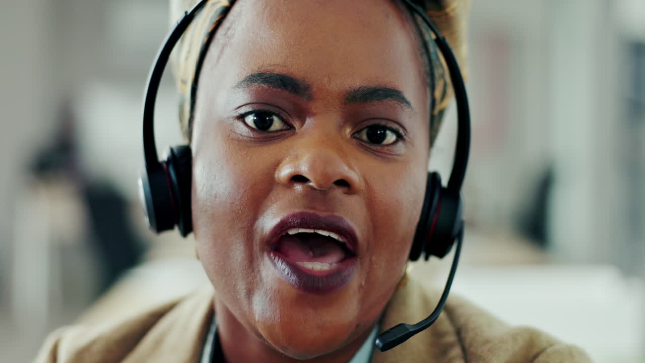 전화 통화 중인 사업가