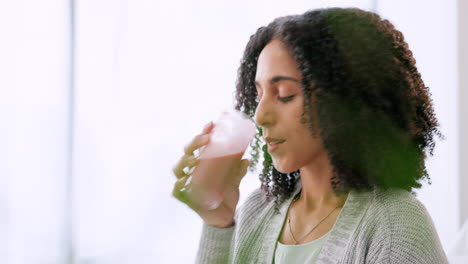 mujer bebiendo un batido de leche saludable