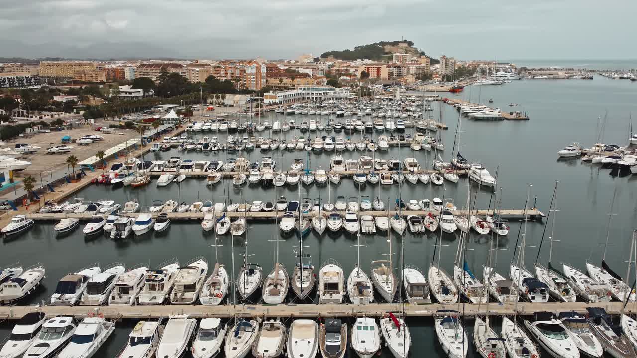 mar y puerto desde toma aérea de drones