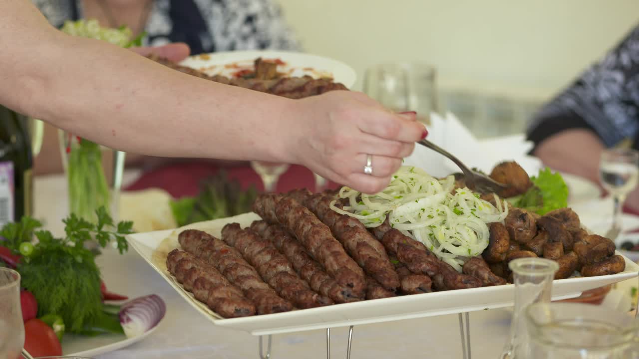 아르메니아 루라 케바브는 조각 된 양파와 함께 장식 접시에 제공됩니다.