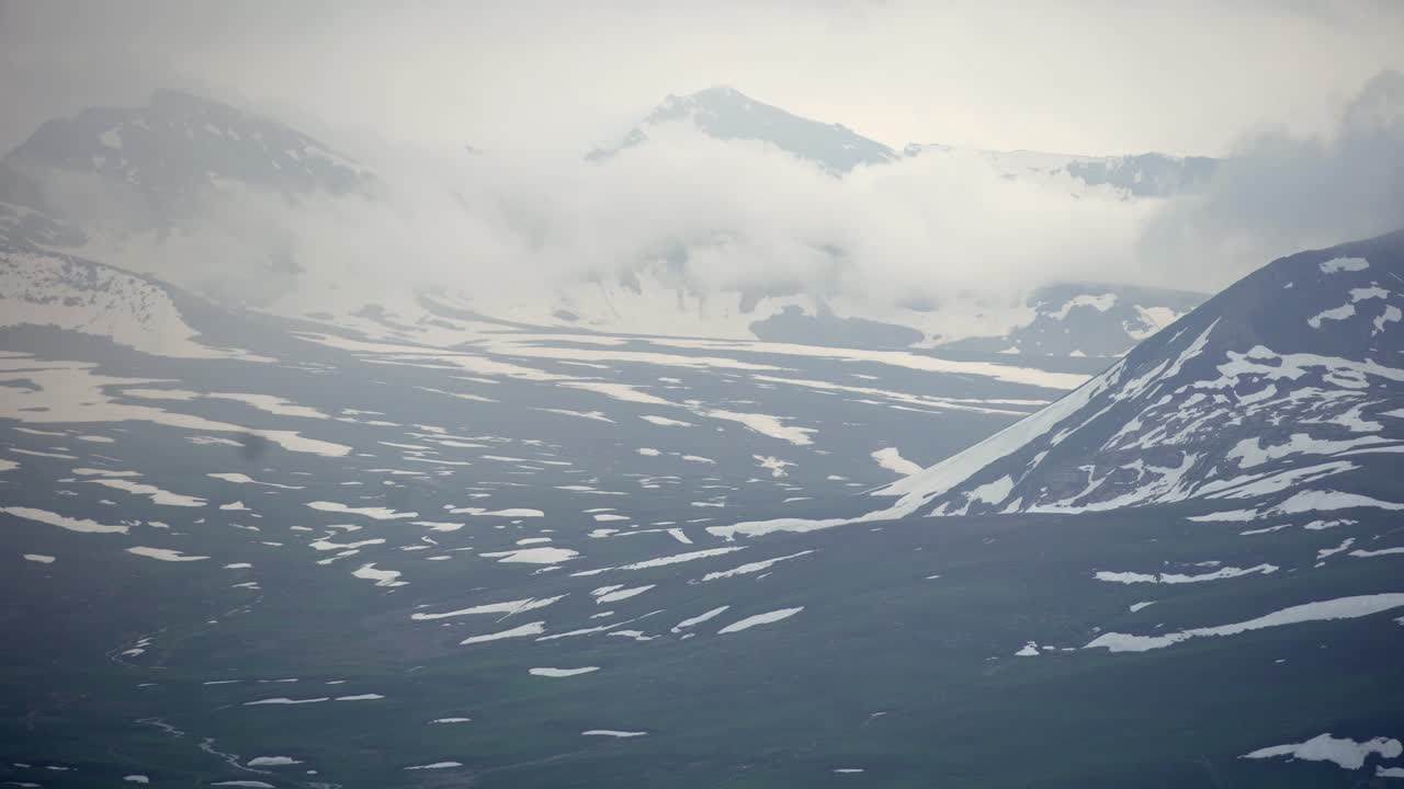 Туманный горный пейзаж