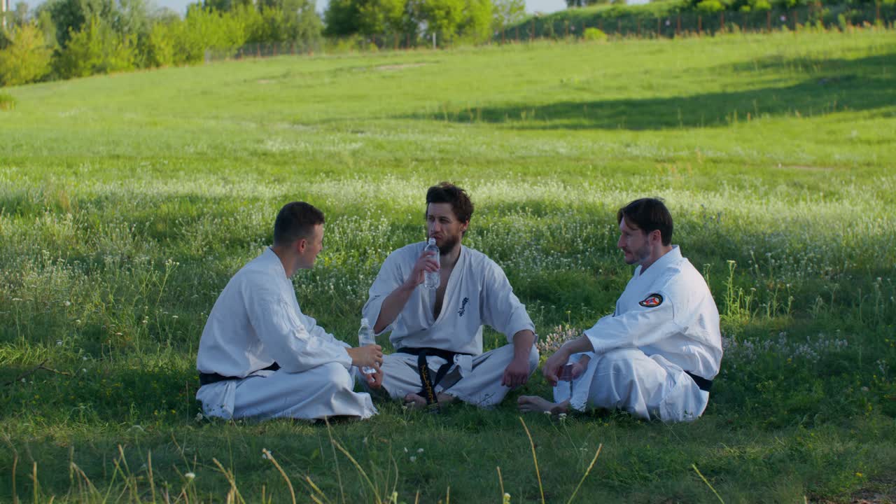Praktisi karate bersantai di atas rumput