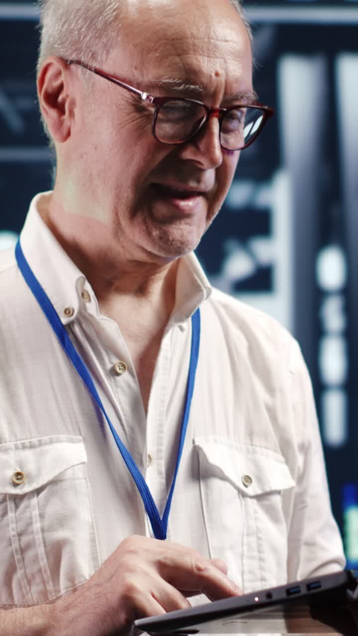 Vertikal professionel udfører server hub-administration