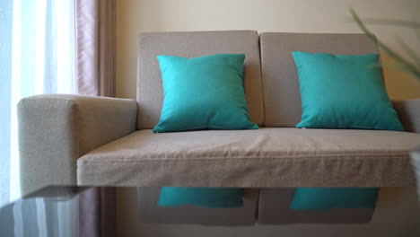 hermosa y cómoda decoración de almohadas en la cama en el dormitorio
