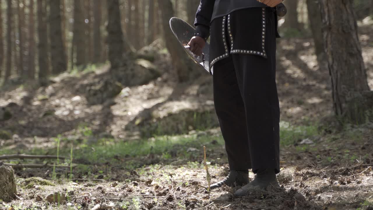 la espada en primer plano.