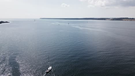 Segelboot-Segelt-Auf-Einem-Meer-In-Dänemark