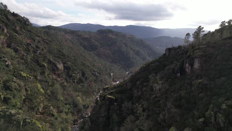 Volar-Sobre-El-Hermoso-Paisaje-Natural-De-Faião-Gerês-Portugal