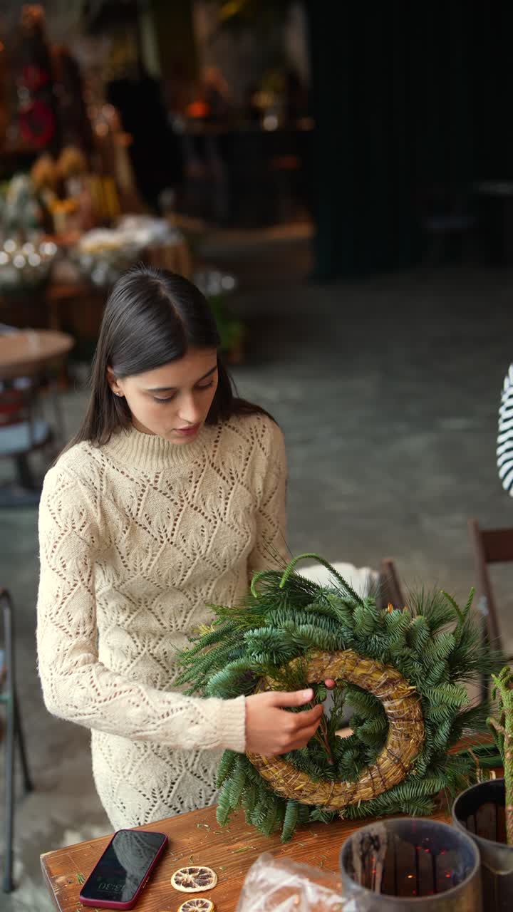 mujer haciendo una corona de Navidad