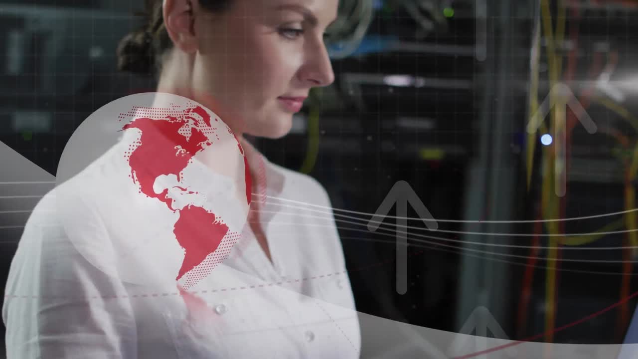 animación de flechas y globo sobre mujer caucásica ingeniera informática comprobando servidores de computadora