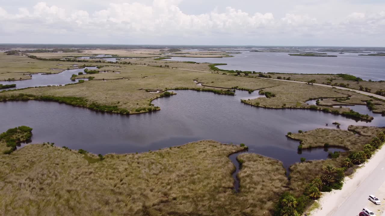 fotografía de un avión no tripulado de una carretera de la península en florida