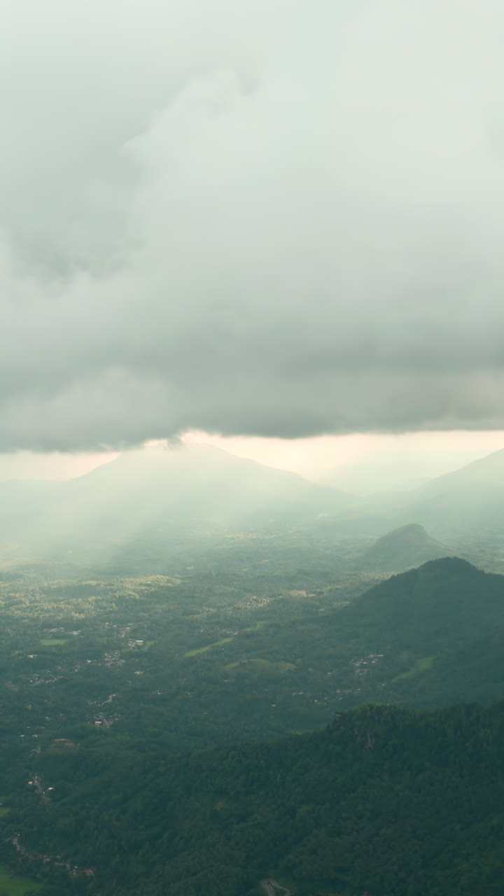 구름 인 산 계곡 전망