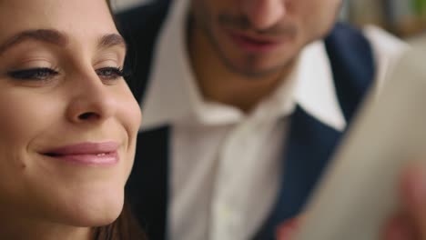 vista de mano de una pareja joven teniendo una conversación