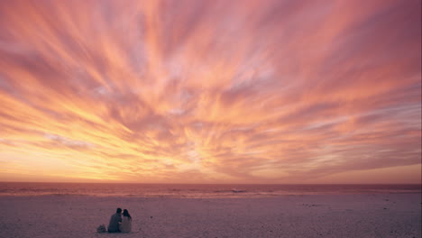 Feliz-Pareja-Romántica-Tomando-Fotografías-De-La-Puesta-De-Sol-Usando-La-Cámara-De-Un-Teléfono-Móvil-En-Un-Dragón-Rojo