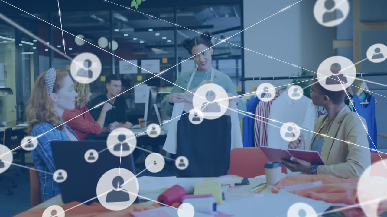 animación de la red de perfiles de tres diseñadoras de moda diversas discutiendo en el estudio