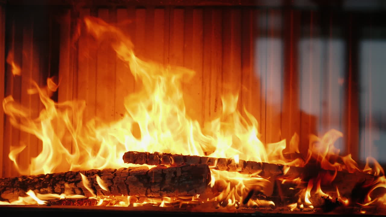 벽난로에는 장작이 타고 있다 현대식 벽난로에는 아름다운 불꽃이 있다
