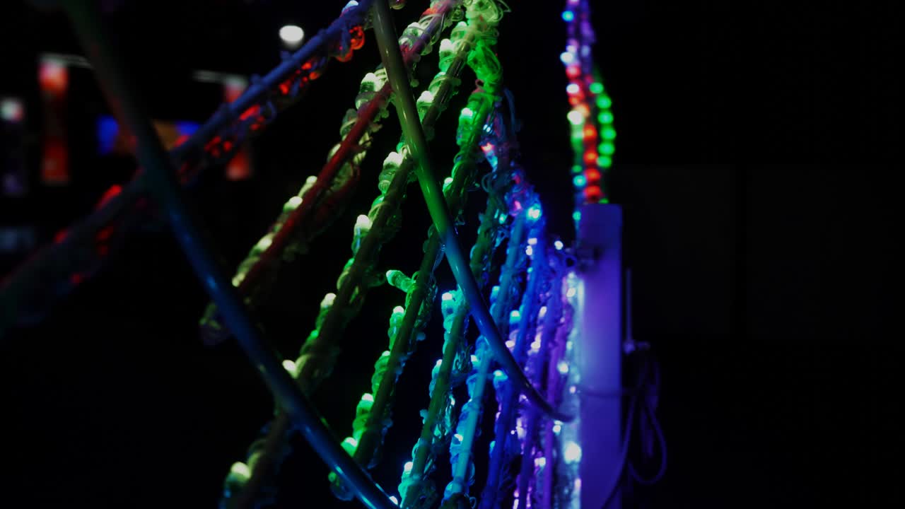 espectáculo de luces - alas de ángel caminan alrededor