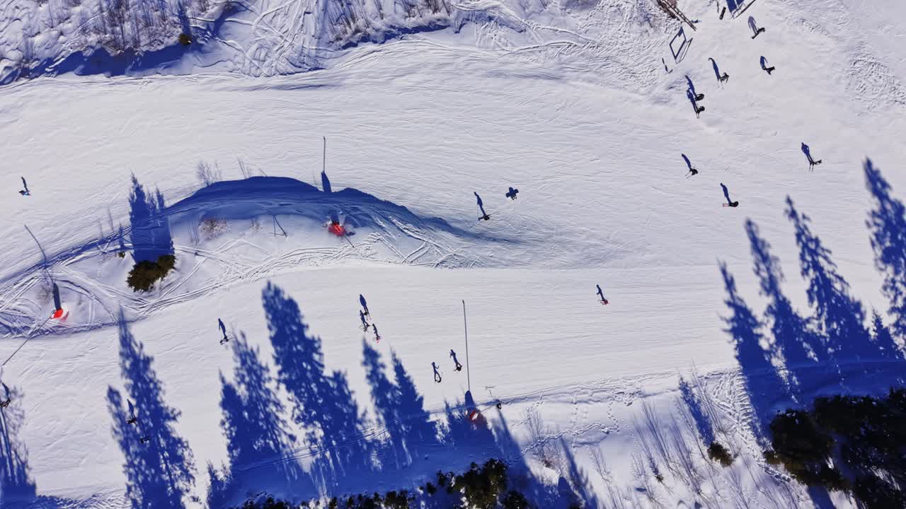 I visitatori si godono gli sport invernali sui monti Carpazi della Bulgaria