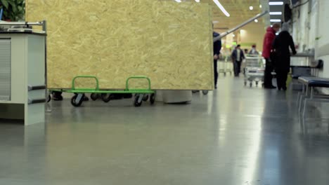 la gente camina por el supermercado de materiales de construcción