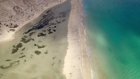 impresionante toma aérea de drones de la soleada playa de sotavento de jandía, fuerteventura, playa, españa